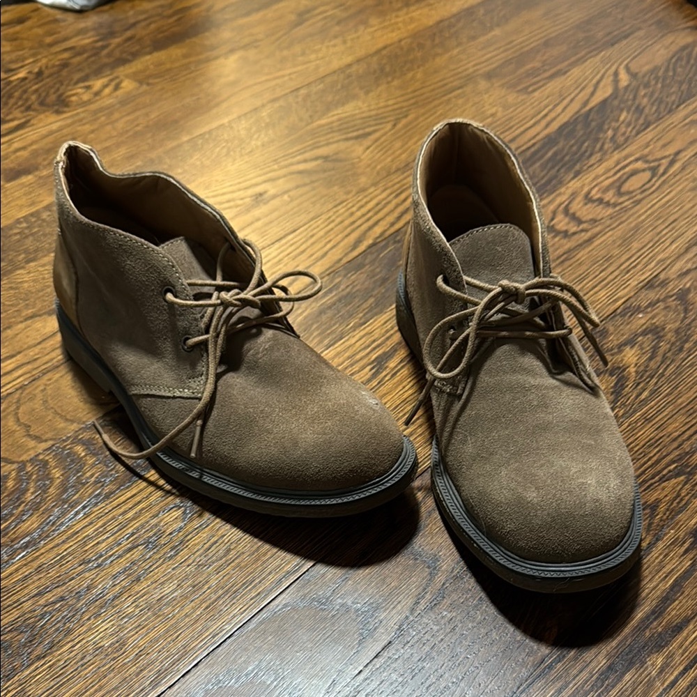 Bass Brown Chukka Boots with Ankle Height and Rounded Toe
